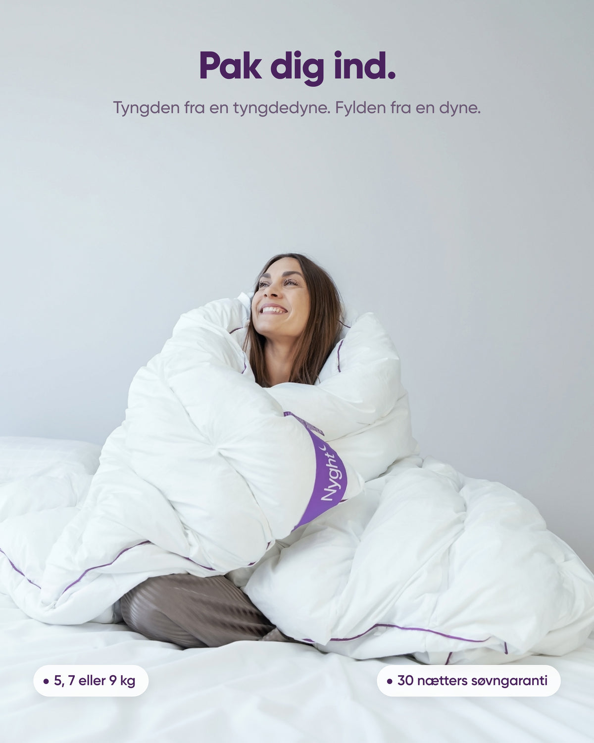 Kvinde pakket ind i Hybridduvet – tyngden fra en tyngdedyne, fylden fra en dyne