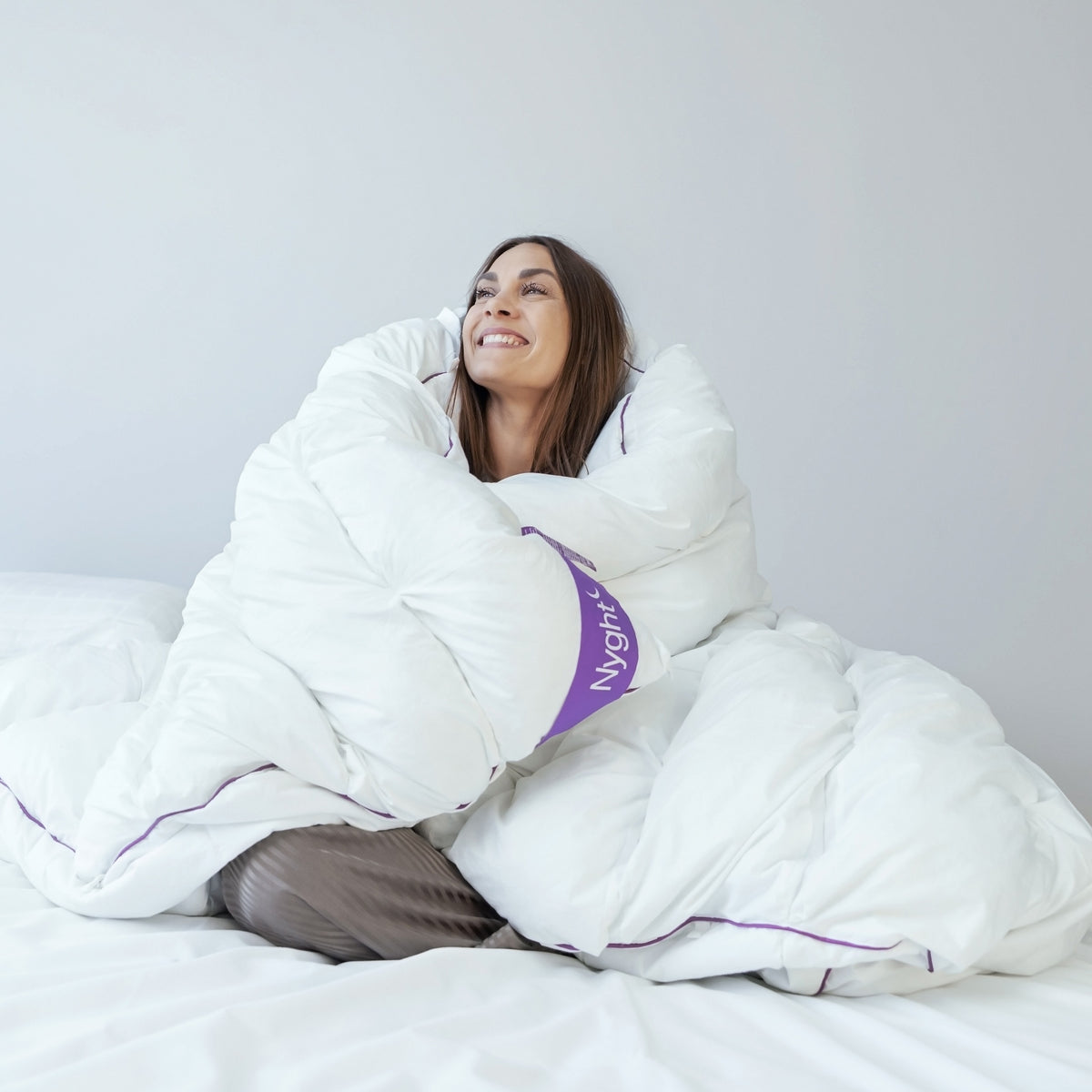 Kvinde pakket ind i Hybridduvet