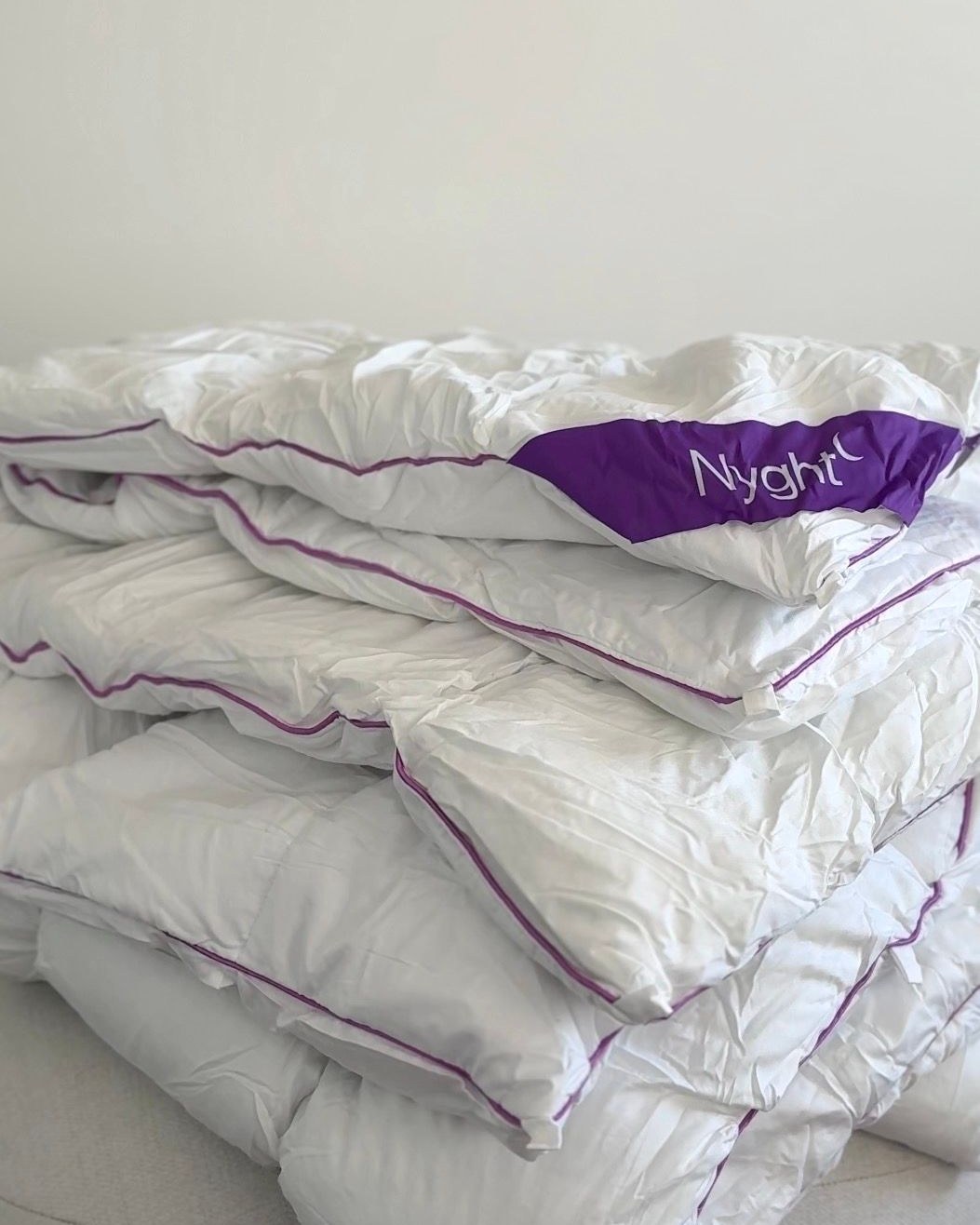 Flere Hybridduvet-dyner stablet oven på hinanden