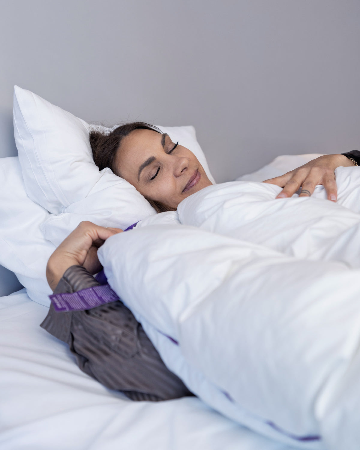 Kvinde sover roligt under Hybridduvet