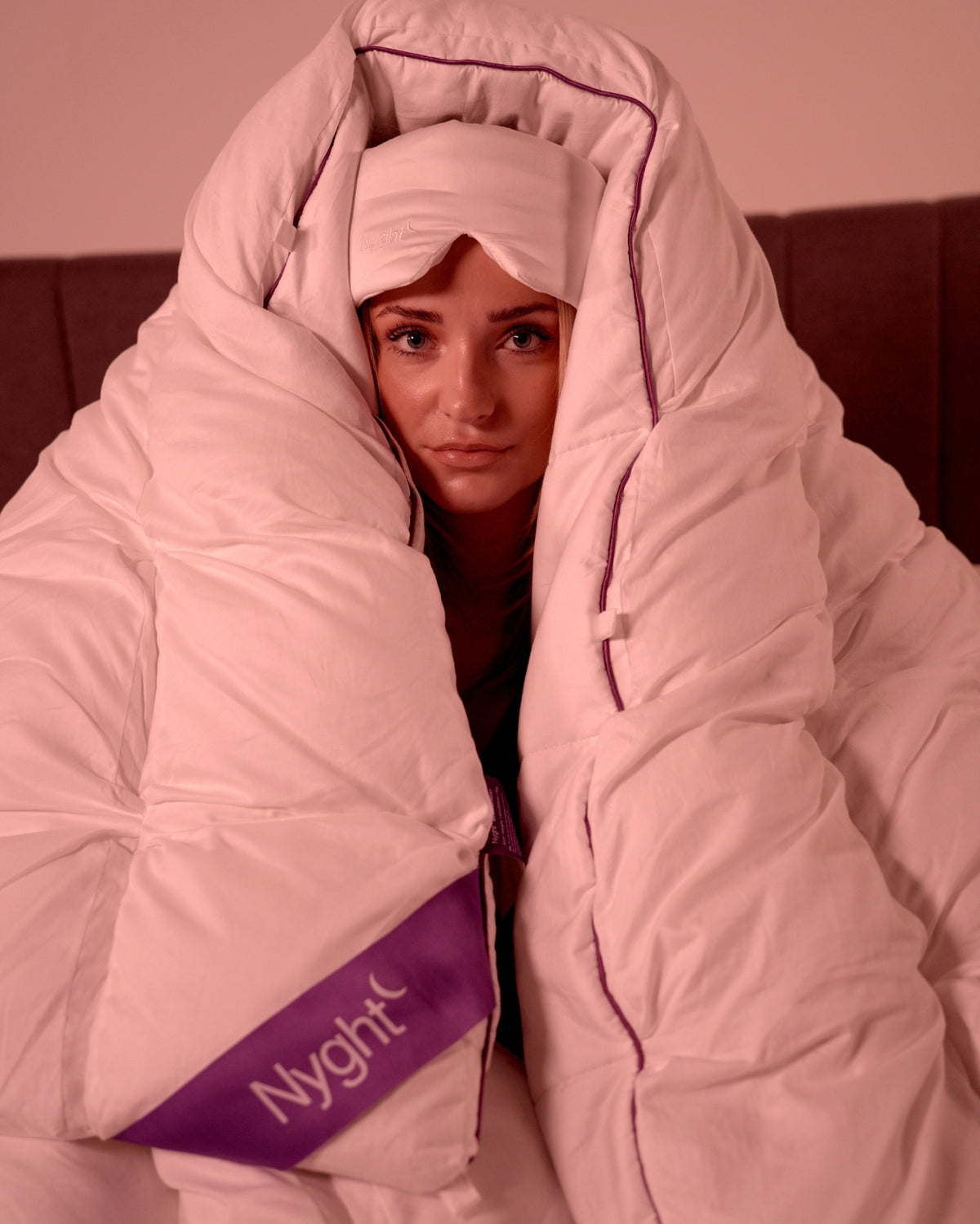 Smilende kvinde svøbt i Hybridduvet